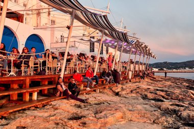 Ibiza Adası, İspanya - 1 Mayıs 2018: İnsanların kalabalıklar günbatımı Cafe Del Mar Sahil terrace adlı karşılamak. Gün batımı ve lounge müzik için görünümler için ünlü bir yer. Ibiza, Balear Adaları. İspanya