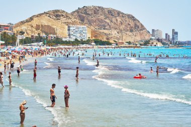 Alicante, İspanya - 26 Haziran 2018: Postiguet Beach Alicante şehir üzerinde güneşlenme turistler. Alicante Costa Blanca üzerinde bir ana resort şehirdir. İspanya 