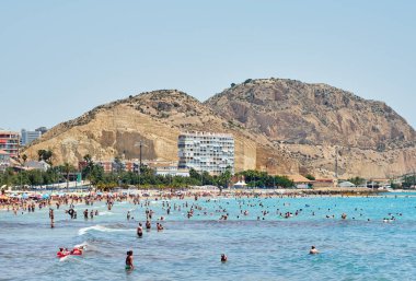 Alicante, İspanya - 26 Haziran 2018: Postiguet Beach Alicante şehir üzerinde güneşlenme turistler. Alicante Costa Blanca üzerinde bir ana resort şehirdir. İspanya 
