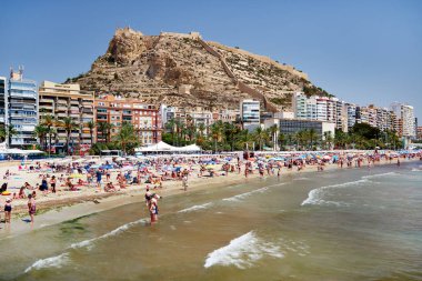 Alicante, İspanya - 26 Haziran 2018: Postiguet Beach Alicante şehir üzerinde güneşlenme turistler. Alicante Costa Blanca üzerinde bir ana resort şehirdir. İspanya 