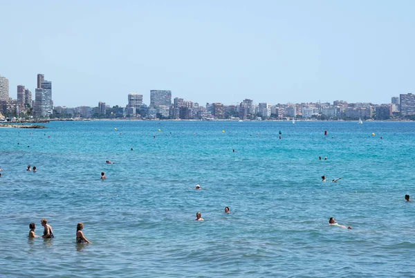 Alicante España Junio 2018 Turistas Tomando Sol Una Ciudad Postiguet —  Fotos de Stock