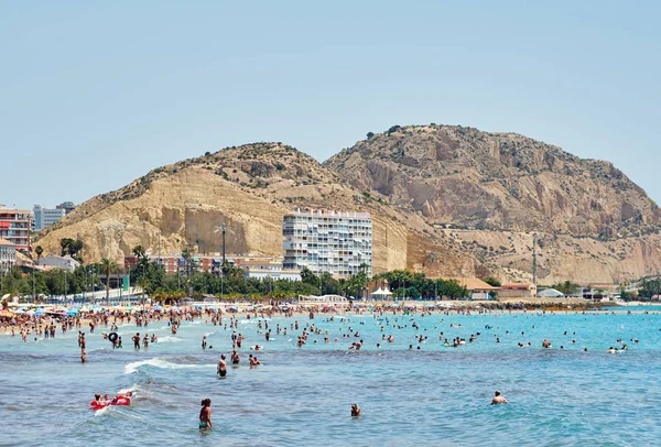 Alicante Spanya Haziran 2018 Postiguet Beach Alicante Şehir Üzerinde Güneşlenme — Stok fotoğraf