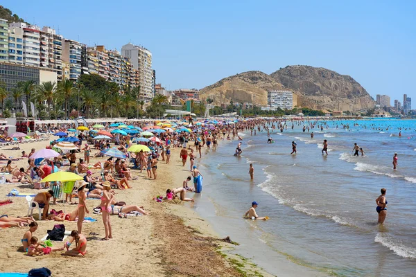 Alicante Spain June 2018 Tourists Sunbathing Postiguet Beach Alicante City — Stock Photo, Image