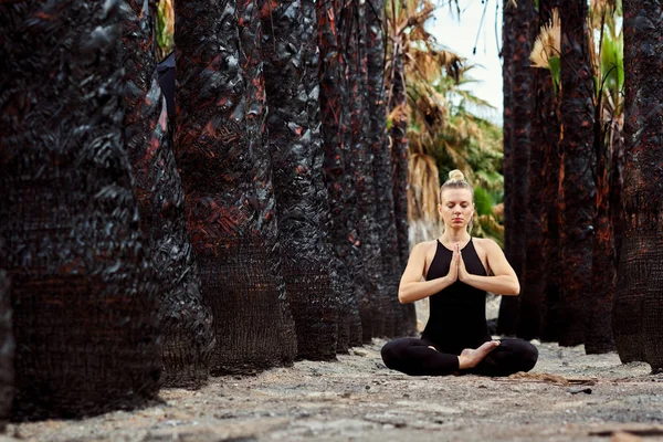 Lotus Pozisyonda Oturan Açık Havada Meditasyon Siyah Spor Genç Kadın — Stok fotoğraf