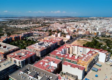 Yaz hava panoramik dron manzaraya Torrevieja resort townscape ve Las Salinas. Yollar ve caddeler, kentsel sahne, cityscape. Kuş görünümü göz. Alicante il. Costa Blanca, İspanya