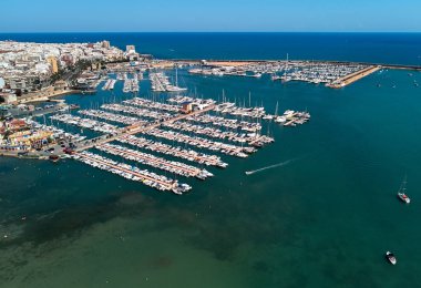 Torrevieja cityscape ve marina port hava panoramik manzaralı. Deniz gemi, yat, Akdeniz limanına demirleyen motoboats. Torrevieja Akdeniz, turistler için popüler seyahat hedef şehirdir. Alicante. Costa Blanca. İspanya