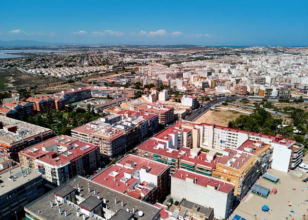 Yaz hava panoramik dron manzaraya Torrevieja resort townscape ve Las Salinas. Yollar ve caddeler, kentsel sahne, cityscape. Kuş görünümü göz. Alicante il. Costa Blanca, İspanya