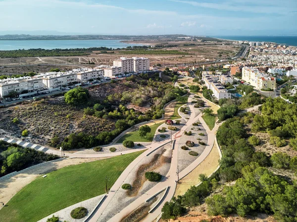 瓦伦西亚景观和芳香公园 以上鸟瞰到城市景观 公路和沿海住宅 地中海 阿利坎特省 哥斯达黎加海岸西班牙 — 图库照片