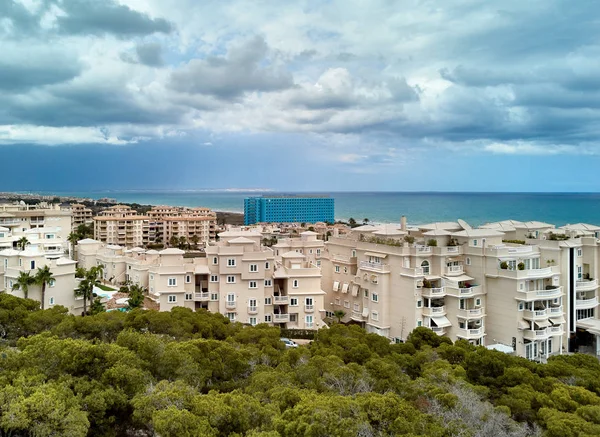 Gewitterwolkenhimmel Über Dem Wohnviertel Campomar Der Stadt Alicante Küstenarchitektur Hochhäuser — Stockfoto