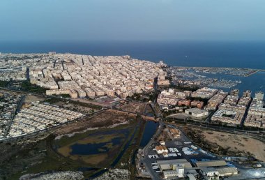 Gün batımı, akşam ışığı, panoramik hava görünümünü Torrevieja harbour, cityscape ve Las Salinas. Yurt çatılar, townscape ve Akdeniz deniz, kıyı kenti ev sahipliği yapmaktadır. Costa Blanca. Alicante il. İspanya