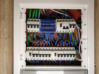 Beyaz bir çerçeve panel elektrik anahtarı yönetim kurulu, renkli kablolar otomatik anahtarlayıcıları kesiciler ve sigortalar ile yakın çekim
