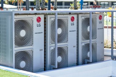 Torrevieja, İspanya - 2 Temmuz 2018: Lg Klima açık havada. Güney Koreli çok uluslu elektronik şirketi, ev eğlence, cihazı ve mobil iletişim Lg Electronics oluşmaktadır