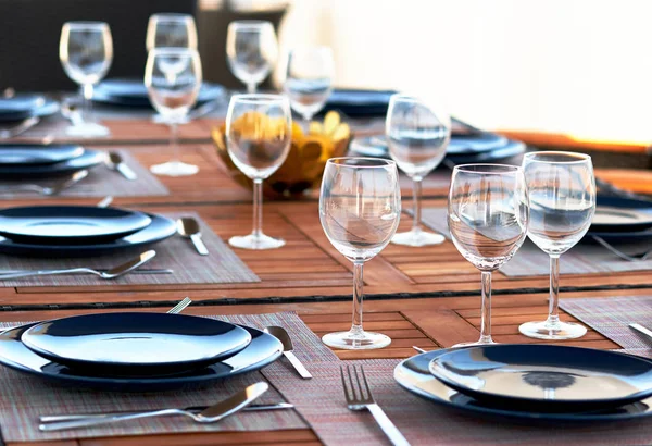 Ajuste Mesa Con Copas Vino Vacías Platos Cubiertos Servidos Sobre — Foto de Stock