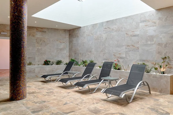 Empty Four Gray Lounge Chairs Tiled Room Nobody Spa Room — Stock Photo, Image