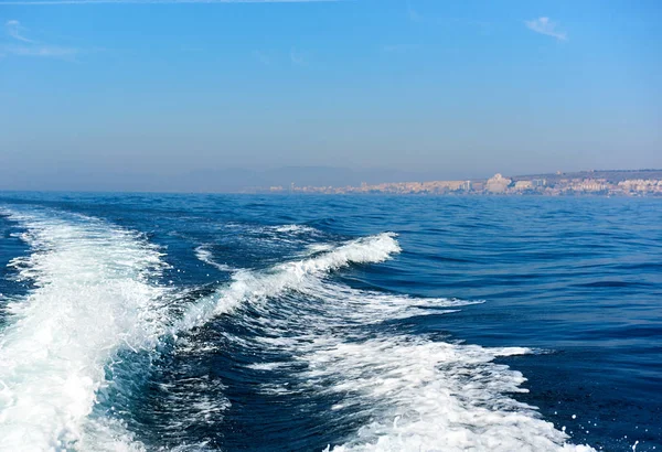 波線道の船 地中海フェリー速度フローティングします 観光は 地中海で泳いで Santa Pola Tabarca 島へのフェリーします 晴れた日 明るい青い曇り空 — ストック写真