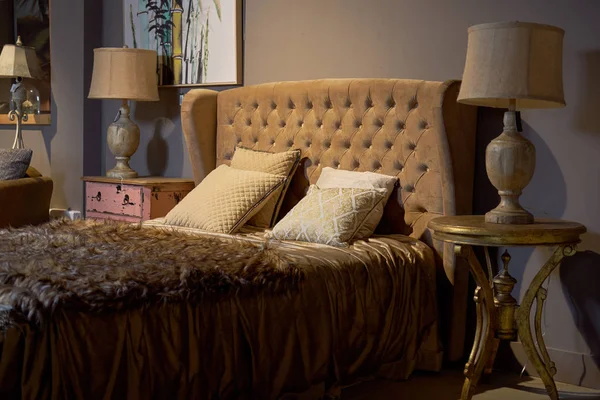 豪华的和丰富的酒店房间 典雅的巴洛克梦卧室设计内饰 没有人 床盖和枕头 富有复古 复古风格 床头桌灯 — 图库照片