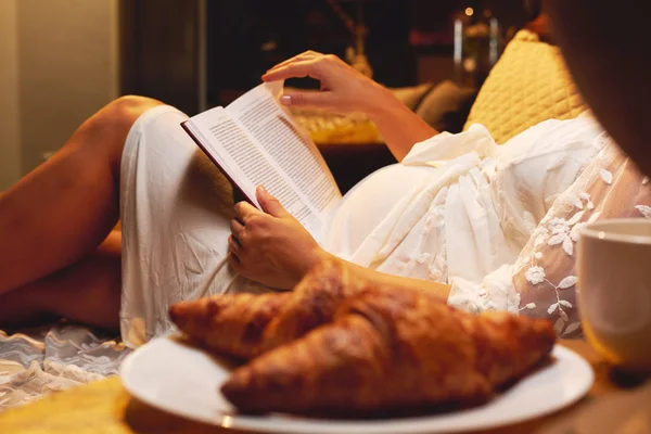 Zwangere Vrouw Liggend Het Bed Slaapkamer Het Lezen Van Een — Stockfoto