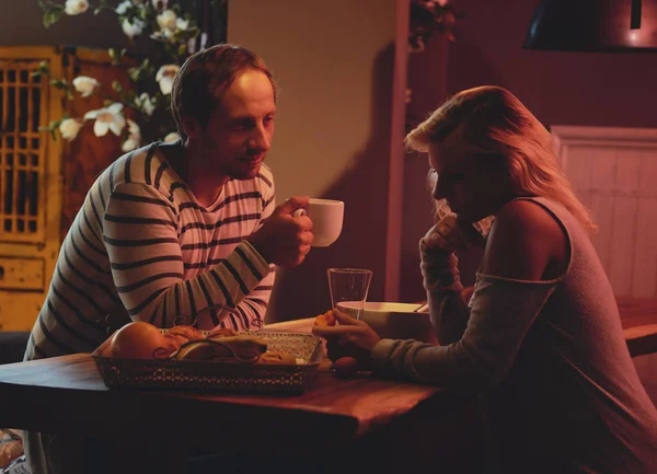 Couple Femme Mari Assis Boire Thé Café Dans Une Cuisine — Photo