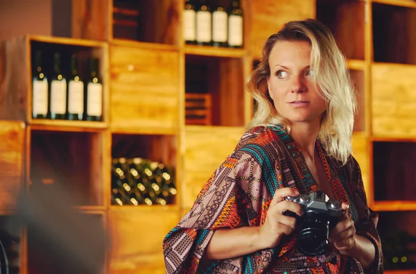 Retrato Uma Jovem Mulher Loira Pensativa Segurando Câmera Fotográfica Olhando — Fotografia de Stock