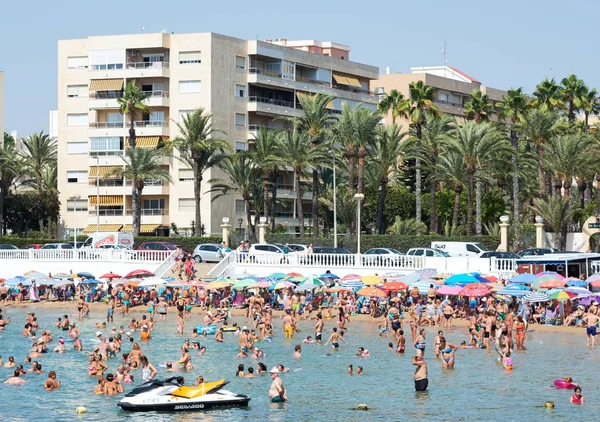 Torrevieja España Agosto 2018 Mucha Gente Tomar Sol Nadar Playa —  Fotos de Stock