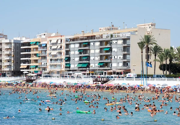 Torrevieja Espagne Août 2018 Beaucoup Gens Bronzage Touristique Baignade Sur — Photo