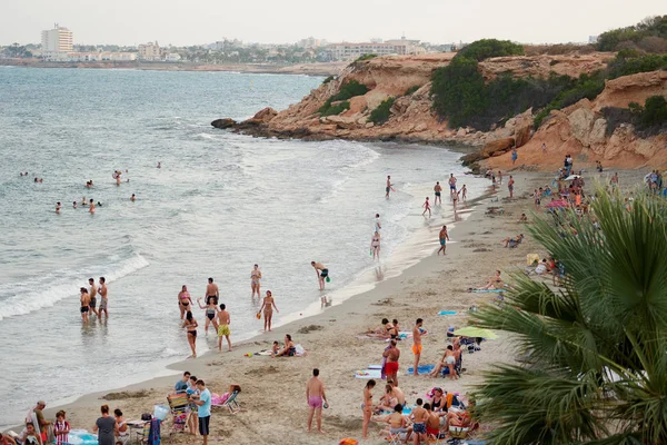 オリフエラ スペイン 2018 海辺とプンタ プリマの岩の多い海岸線 多くの人々 観光客 行楽客日光浴や夏の砂浜のビーチで泳いで 月のハイシーズンは — ストック写真