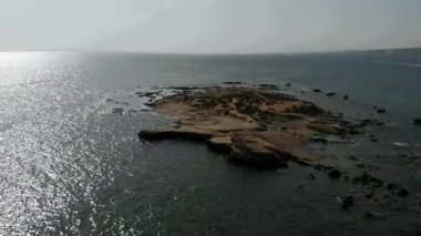 Kayalık sahil ve deniz manzarası Tabarca Adası'nın hava panoramik manzaralı. Halkın, tatilcilerin turistlerin güneşlenme ve yüzme yaz, deniz kenarı. Alicante il. İspanya