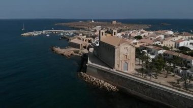 Havadan panoramik görünümü eski St Peter Kilisesi ve St Paul. Tabarca Island harbour adlı yaz, demirli gemiler ile townscape. Sakin Akdeniz kıyı yerleşim evlerin çatıları. İspanya