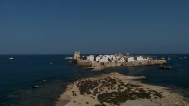 Hava su kenarındaki uzak görünümünü eski St Peter Kilisesi ve St Paul. Townscape, Tabarca Adası limanında yaz, demirli gemiler. Akdeniz kıyı yerleşim evlerin çatıları. İspanya