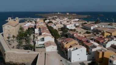 Havadan panoramik görünümü eski St Peter Kilisesi ve St Paul. Tabarca Island harbour adlı yaz, demirli gemiler ile townscape. Sakin Akdeniz kıyı yerleşim evlerin çatıları. İspanya