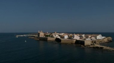 Hava su kenarındaki uzak görünümünü eski St Peter Kilisesi ve St Paul. Townscape, Tabarca Adası limanında yaz, demirli gemiler. Akdeniz kıyı yerleşim evlerin çatıları. İspanya