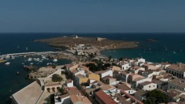 Tabarca Island Hava görünümünü. Liman marina, demirli gemiler ve çakıl plajı. Gezginler, güneşlenme ve yüzme Akdeniz'de tatil. Daki popüler gezi yerleri, yaz. İspanya