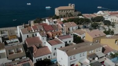 Havadan panoramik görünümü townscape ve eski kilise St Peter ve St Paul, yaz. Pürüzsüz sakin Akdeniz turistik feribot. İspanya