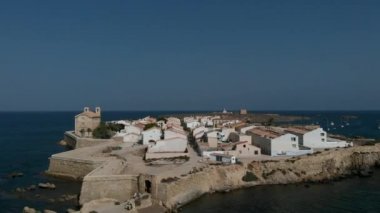 Havadan panoramik görünümü eski St Peter Kilisesi ve St Paul.Townscape Tabarca Adası limanında yaz, demirli gemiler ile. Sakin Akdeniz kıyı yerleşim evlerin çatıları. İspanya