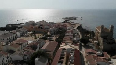 Havadan panoramik görünümü townscape ve eski kilise St Peter ve St Paul Tabarca adada yaz. Kıyı yerleşim evler, sakin Akdeniz, kayalık sahil çatılar. İspanya
