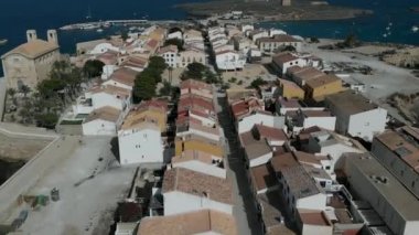 Havadan panoramik görünümü eski St Peter Kilisesi ve St Paul. Tabarca Island harbour adlı yaz, demirli gemiler ile townscape. Sakin Akdeniz kıyı yerleşim evlerin çatıları. İspanya
