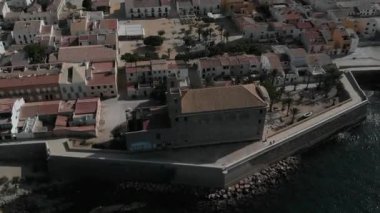 Hava panoramik eski kilise St Peter ve St Paul ve townscape, kare ve liman Tabarca Adası'nda yaz. Çatıları ve sakin Akdeniz kıyı konut ev sahipliği yapmaktadır. Alicante. İspanya