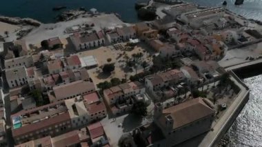 Hava panoramik eski kilise St Peter ve St Paul ve townscape, Tabarca Meydanı Adası'nda yaz. Çatıları ve sakin Akdeniz kıyı konut ev sahipliği yapmaktadır. Alicante. İspanya