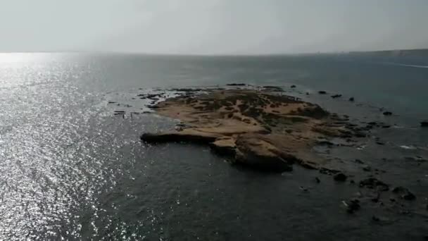 Воздушный Панорамный Вид Скалистое Побережье Морской Пейзаж Острова Табарка Люди — стоковое видео
