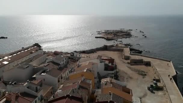 Luchtfoto Panoramisch Zicht Rotsachtige Kustlijn Stad Zeegezicht Van Het Eiland — Stockvideo