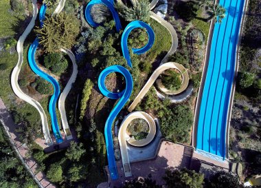 Torrevieja resort City hava fotoğrafçılığı aquapark. Doğrudan yukarıdaki waterpark görünümünü şekilleri ve yemyeşil tropik bitkiler slaytlar. Costa Blanca, Alicante il. İspanya