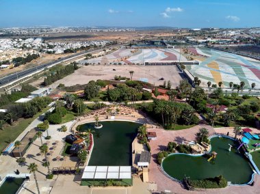Hava fotoğrafçılığı townscape, su parkı Torrevieja ünlü popüler yeri. Park alanı boş Pazar görünümünü, taşıma için kare. Alicante il. Costa Blanca. İspanya
