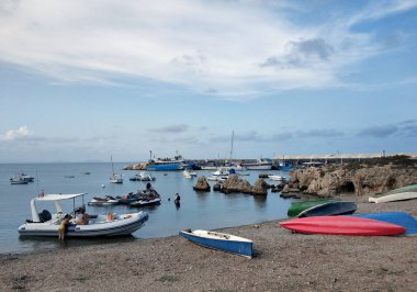 Tabarca Island, İspanya - 4 Eylül 2018: Balıkçı tekneleri Tabarca beach Island. Ünlü gezi yerleri tatilcilerin, yaz için. İspanya