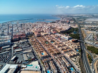 Havadan fotoğraf Harbour, konut evler, karayolları ve Torrevieja Akdeniz. Yüksek açı görünümü ünlü daki popüler gezi yerleri gezginler için. Costa Blanca. Alicante il. İspanya