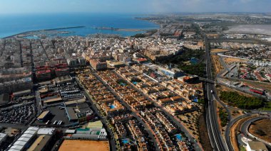 Havadan fotoğraf Harbour, konut evler, karayolları ve Torrevieja Akdeniz. Yüksek açı görünümü ünlü daki popüler gezi yerleri gezginler için. Costa Blanca. Alicante il. İspanya
