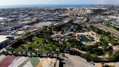Torrevieja resort City hava fotoğrafçılığı aquapark. Townscape konut evler ve Akdeniz manzarası. Costa Blanca, Alicante il. İspanya