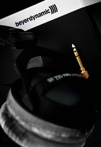 Beyerdynamic Circumaural ヘッド電話 マスタリング でオリジナルの箱 クローズ アップ 最も人気のある プロフェッショナルなスタジオ ヘッド — ストック写真
