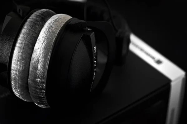 Beyerdynamic Circumaural Kopfhörer Über Schwarzem Hintergrund Zum Mischen Mastering Monitoring — Stockfoto