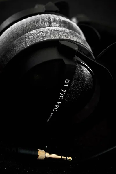 Beyerdynamic Circumaurální Hlavu Telefony Černém Pozadí Pro Míchání Mastering Monitorování — Stock fotografie