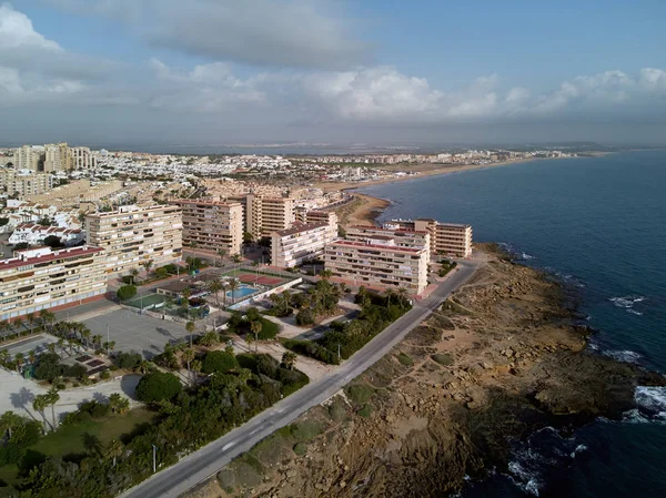 Αεροφωτογράφηση Κατοικημένη Συνοικία Mata Torrevieja Townscape Βραχώδη Ακτή Της Μπλε — Φωτογραφία Αρχείου